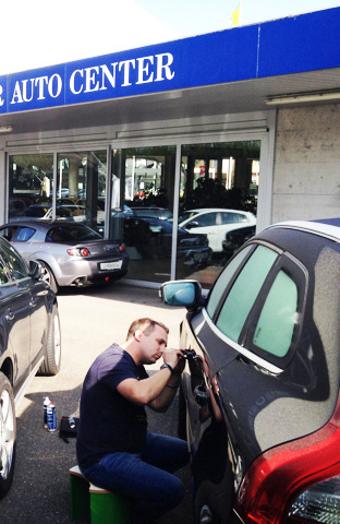 Dienstleistungen wie Autooeffnung im Autohaus