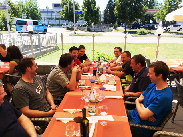 Gemütliches beisamen sein beim Auto Öffnungs Seminar